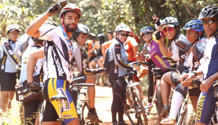 imagem mostra diversos ciclistas montados em suas bikes destacando o DV na Trilha e o Na Bike com DV