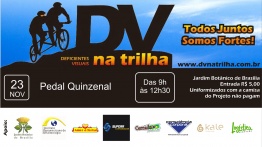 Imagem consta convite para o Pedal Quinzenal do Projeto DV na Trilha neste sábado. Na parte superior, tem um lindo céu azul com a logo do DV na Trilha, que é composta por uma imagem, contando somente com a silhueta de uma tandem com condutor e DV, onde mostra a tandem subindo um morrinho e sobre o morro as letras